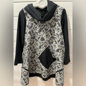 Lace gray and white tunic size M/L ⚠️